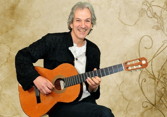 Paul Vens, es cantautor Holandes, que con su guitarra y sus bellas melodias nos acompaña en la radio desde sus inicios, aportando su discografía al completo.