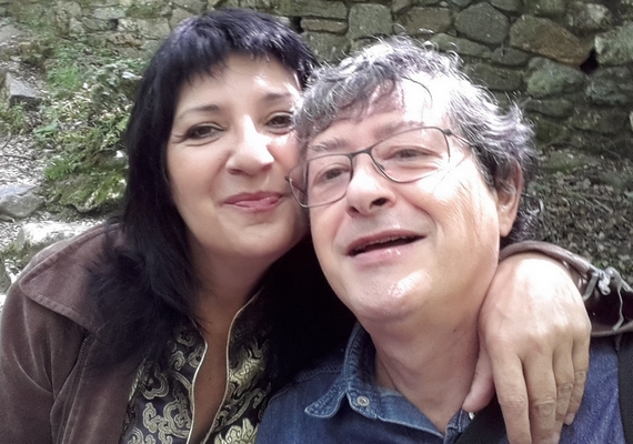 HolonMusic432Hz, es un grupo formado por Flavia y Francesc, que viven en Sant Celoni (Catalunya) muy cerquita de la radio. Ellos componen música afinada en 432Hz. Aportan su discografía a la radio y han colaborado emitiendo el programa en directo 'El Canto del Alma'.