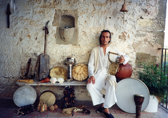 Luis Paniagua, es español y vive en Mojacar (Andaluucía). Músico y productor, trabaja con multitud de instrumentos de percusión y voz. Nos acompaña en la radio desde sus inicios, aportando varios de sus trabajos.